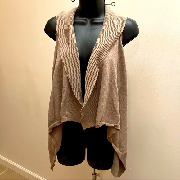 5/$20 Gap tan drape cardigan vest size small - Picture 1 of 9